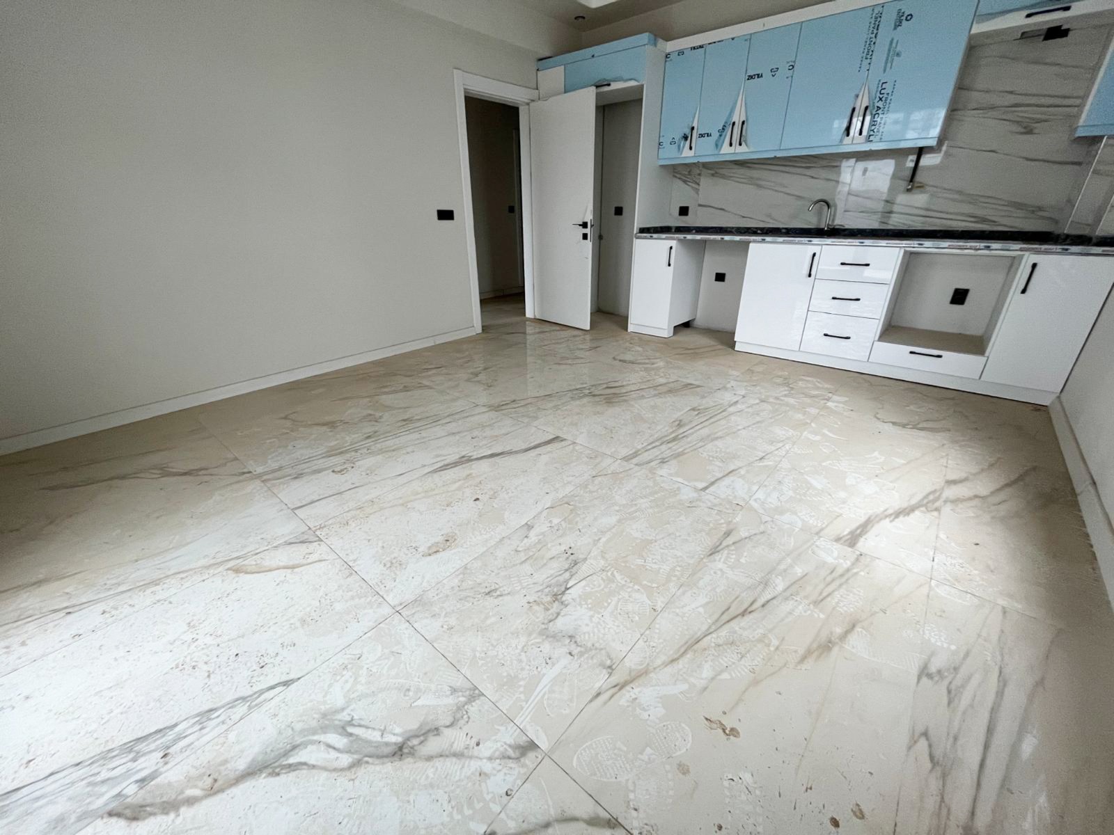 YALI MAHALLESİNDE MÜSTAKİL BAHÇE KULLANIMLI 2+1 DAİRE